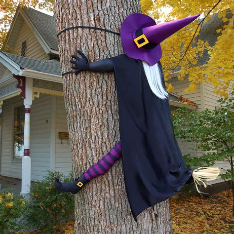 Witch flyong inkp a tree